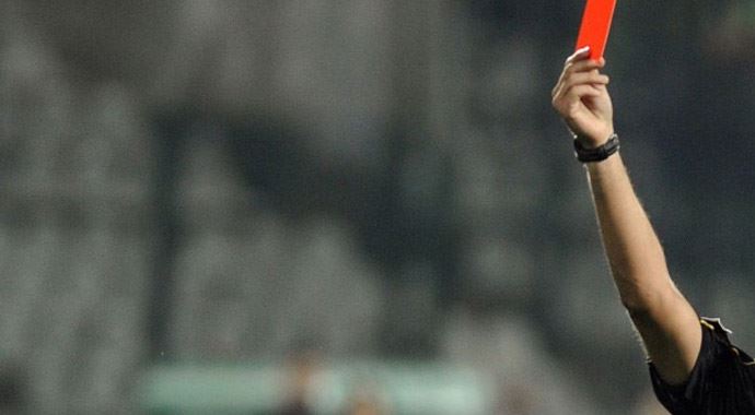 Futbolcu hakemin burnunu kırdı! Futbolcu hakemin burnunu kırdı!