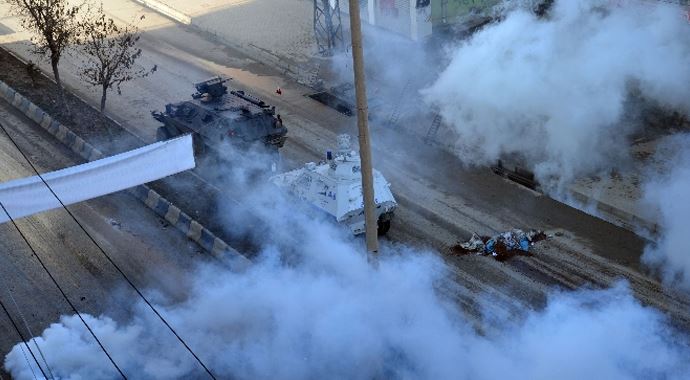 Yüksekova karıştı! Polis müdahale ediyor Yüksekova karıştı! Polis müdahale ediyor