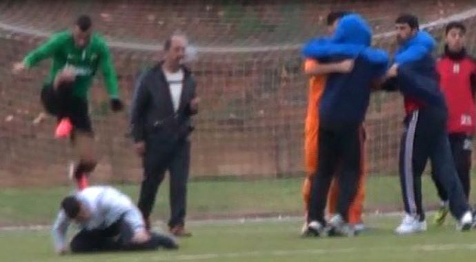Amatör maçta tekmeli, yumrulu penaltı kavgası Amatör maçta tekmeli, yumrulu penaltı kavgası