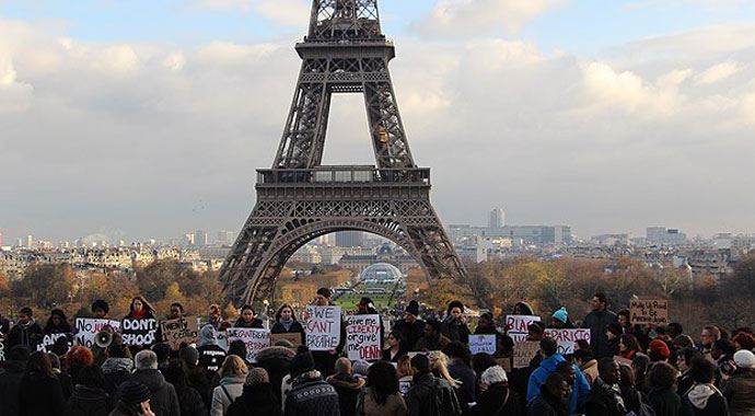 Ferguson gösterileri Paris'e sıçradı Ferguson gösterileri Paris'e sıçradı