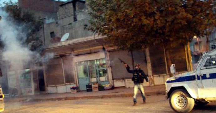 Kobani'de ölen YPG'linin cenazesinde polise bomba attılar! Kobani'de ölen YPG'linin cenazesinde polise bomba attılar!