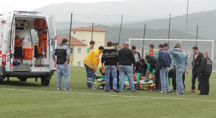 Genç futbolcu sahada ölümden döndü Genç futbolcu sahada ölümden döndü