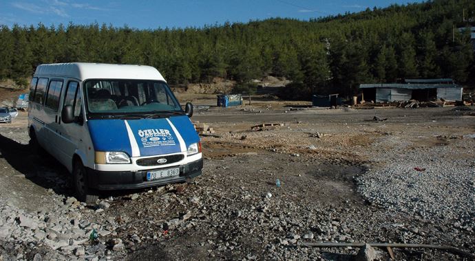 Madencileri ocağa getiren minübüs terk edilmiş halde duruyor Madencileri ocağa getiren minübüs terk edilmiş halde duruyor