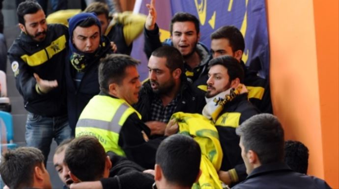 Fenerbahçe maçında yumruklar konuştu Fenerbahçe maçında yumruklar konuştu