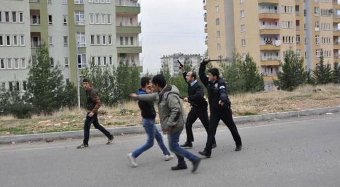 Madde bağımlıları polise saldırdı Madde bağımlıları polise saldırdı