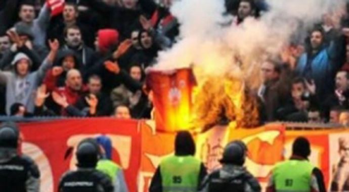 Sırplar Galatasaray forması yaktı! Sırplar Galatasaray forması yaktı!