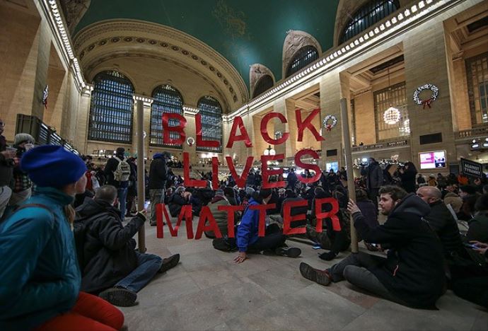 New York&#039;ta polise takipsizlik kararına tepkiler sürüyor