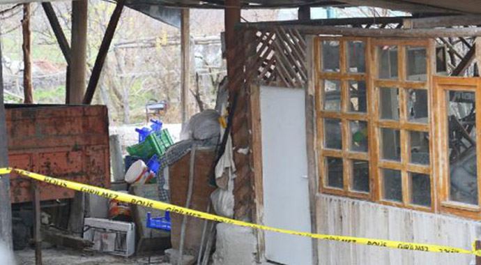 Akli dengesi bozuk evlat, anne ve babasını öldürdü Akli dengesi bozuk evlat, anne ve babasını öldürdü