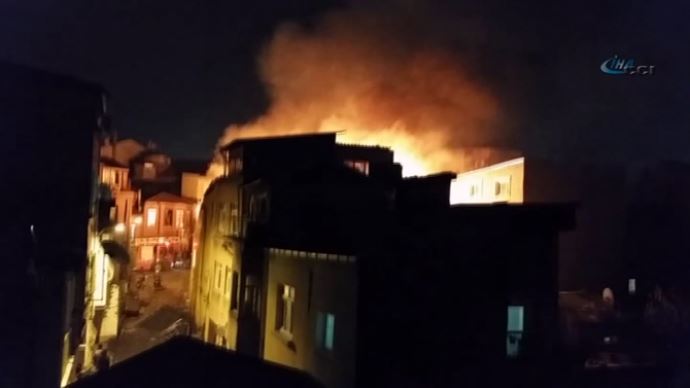 İstanbul'da yangın, 2 bina kül oldu İstanbul'da yangın, 2 bina kül oldu
