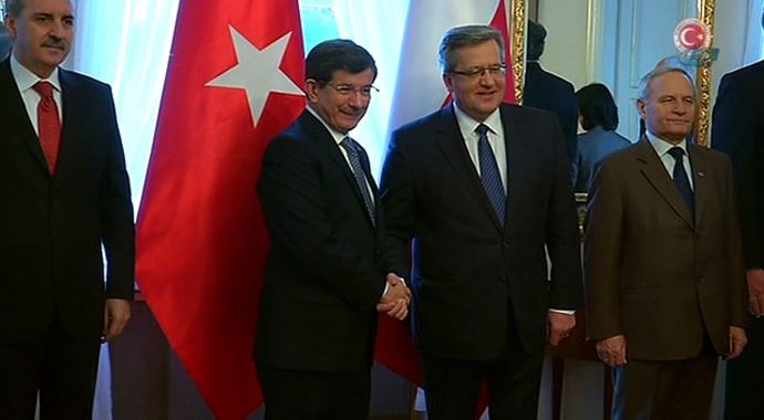 Davutoğlu Komorowski'yle görüştü. Davutoğlu Komorowski'yle görüştü.