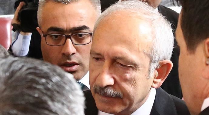 Kılıçdaroğlu&#039;na yumruk atan saldırgana yakalama kararı