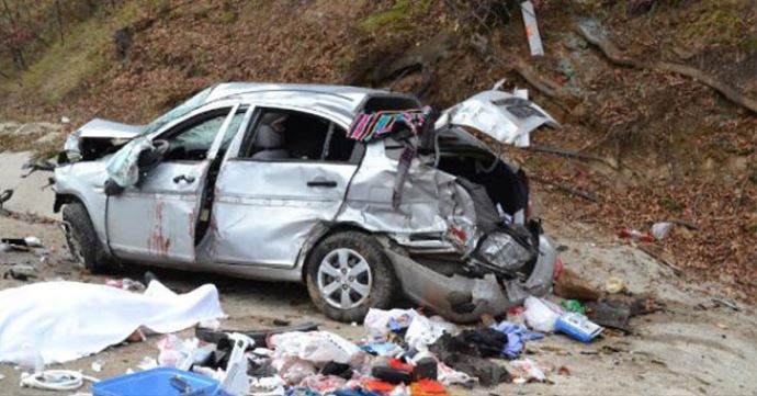Otomobil bariyerlere çarptı, kanala uçtu: 2 ölü