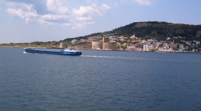 Çanakkale Boğazı'nda dev konteyner gemisi karaya oturdu Çanakkale Boğazı'nda dev konteyner gemisi karaya oturdu