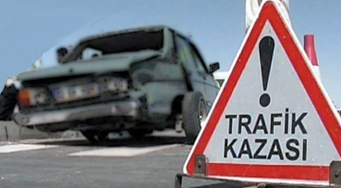 Önce tabelaya sonra korkuluklara çarptı: 2 ölü
