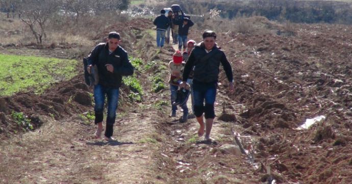 Türkmenler Suriye'den yalınayak kaçıyor Türkmenler Suriye'den yalınayak kaçıyor