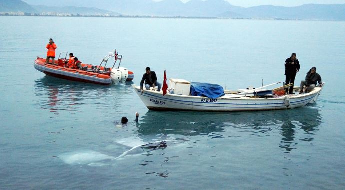 Aracıyla 25 metreden denize uçtu, yüzerek kurtuldu Aracıyla 25 metreden denize uçtu, yüzerek kurtuldu