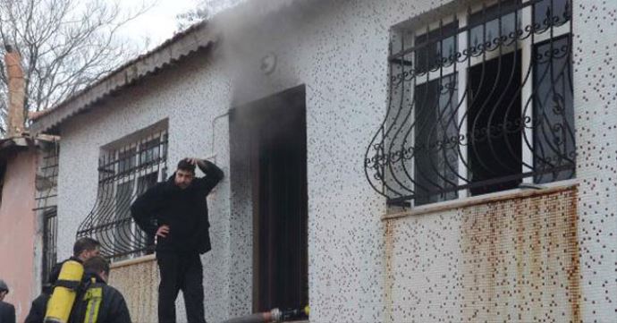 2 yaşındaki kızını alevlerden son anda kurtardı 2 yaşındaki kızını alevlerden son anda kurtardı