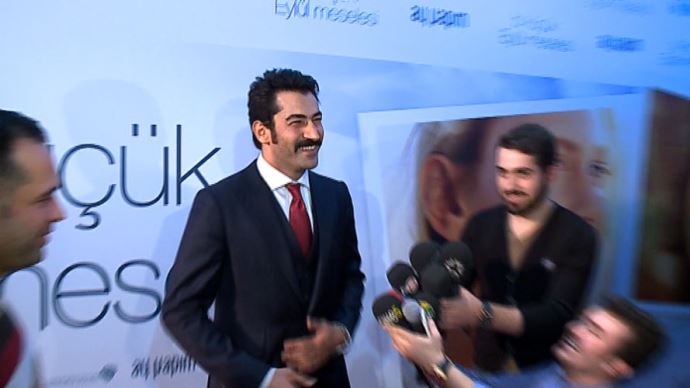 Kenan İmirzalıoğlu yine gönülleri fethetti Kenan İmirzalıoğlu yine gönülleri fethetti