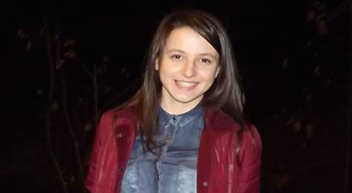 Sofra bezi silkelerken balkondan düştü Sofra bezi silkelerken balkondan düştü