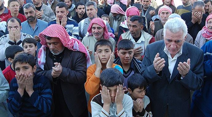 Suriyeliler Türkiye için yağmur duasına çıktı Suriyeliler Türkiye için yağmur duasına çıktı