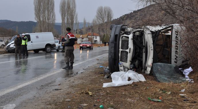 Konya&#039;da yolcu minibüsü ile para nakil aracı çarpıştı