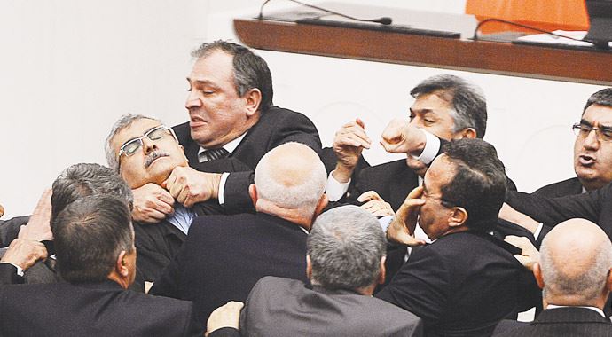 Meclis'te tekme-tokat Meclis'te tekme-tokat