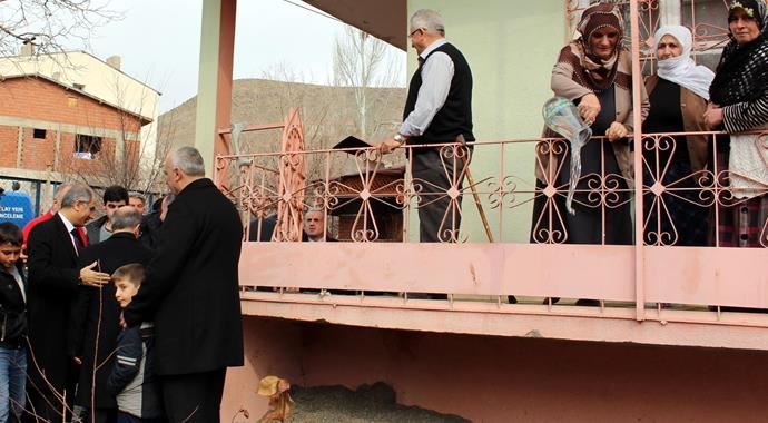 Efkan Ala'yı annesi ardından su dökerek uğurladı