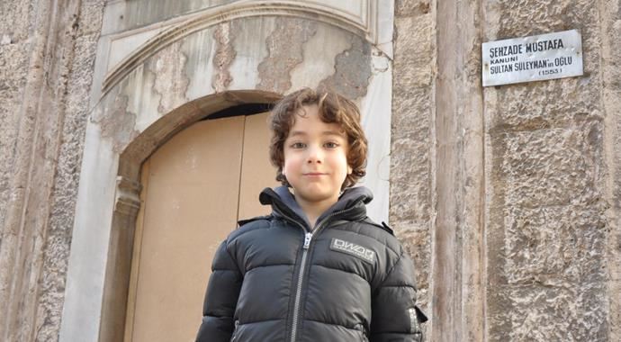 Şehzade Mustafa'nın oğlu babasının ziyaretine gitti Şehzade Mustafa'nın oğlu babasının ziyaretine gitti