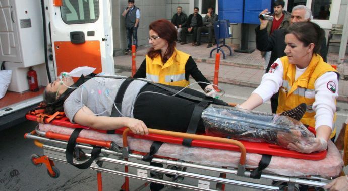 Çaresiz anne çocuğunu kurtarmak için camdan attı Çaresiz anne çocuğunu kurtarmak için camdan attı