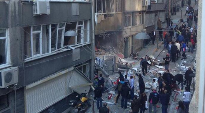 Taksim'de patlama ortalık savaş alanına döndü yaralılar var Taksim'de patlama ortalık savaş alanına döndü yaralılar var