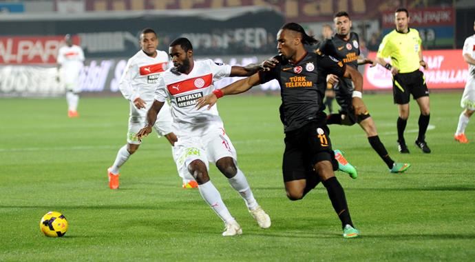 Drogba oyundan alınınca Mancini'nin uzattığı eli sıkmadı Drogba oyundan alınınca Mancini'nin uzattığı eli sıkmadı