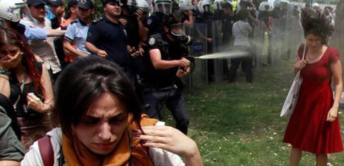 Kırmızılı kadına gaz sıkan polis kim? Kırmızılı kadına gaz sıkan polis kim?