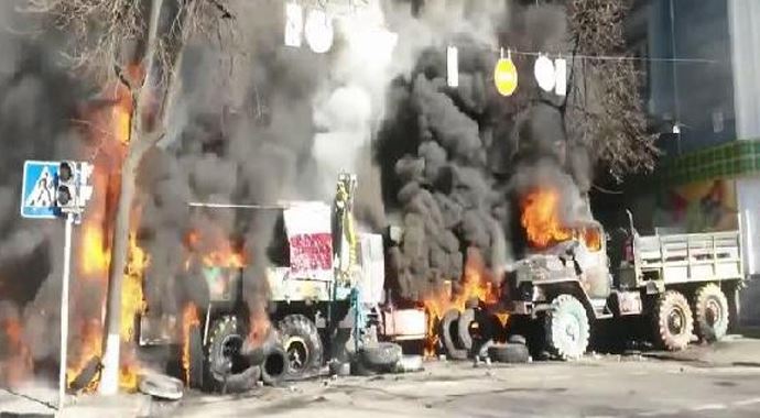 Polis göstericilerle çatıştı: 3 ölü Polis göstericilerle çatıştı: 3 ölü