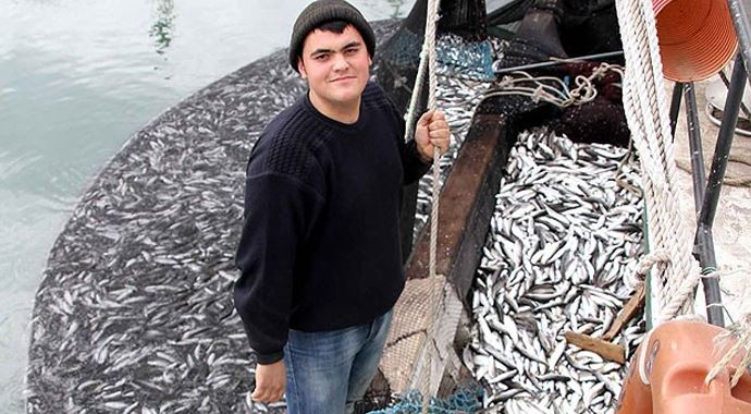 18'lik kaptan kıyıya 30 ton kefalle döndü 18'lik kaptan kıyıya 30 ton kefalle döndü