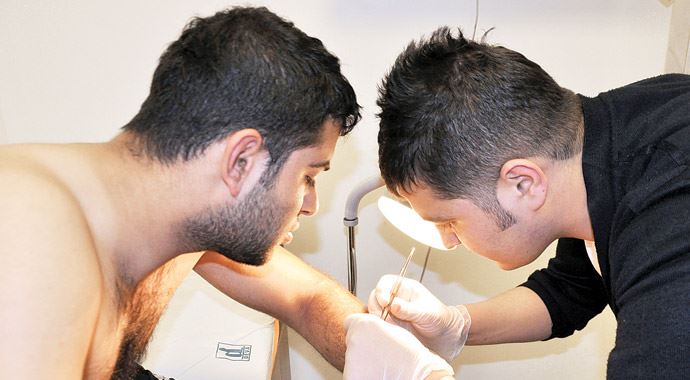 Kaşınıyordu, vücudundan 50 kene çıktı Kaşınıyordu, vücudundan 50 kene çıktı