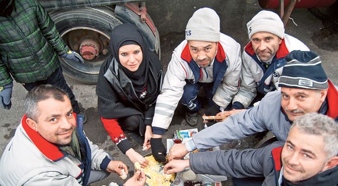 TIR'cılar: 'Esas küçük araçlar bizi sıkıştırıyor trafikte...' TIR'cılar: 'Esas küçük araçlar bizi sıkıştırıyor trafikte...'