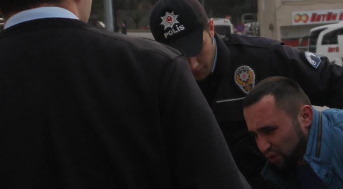 Kendisini psikiyatri servisine sevkeden doktora saldırdı Kendisini psikiyatri servisine sevkeden doktora saldırdı