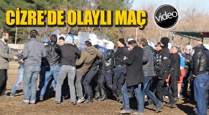 Taraftar sahaya daldı ortalık savaş alanına döndü, yaralılar var Taraftar sahaya daldı ortalık savaş alanına döndü, yaralılar var
