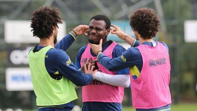 Fenerbahçe'ye iki futbolcudan büyük müjde!