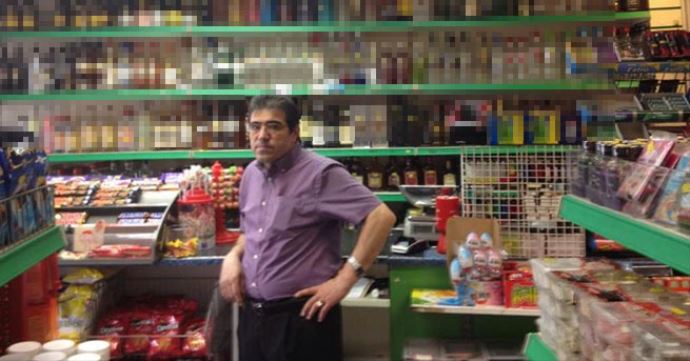 Markete giren soyguncuyu süpürge ile kovaladı