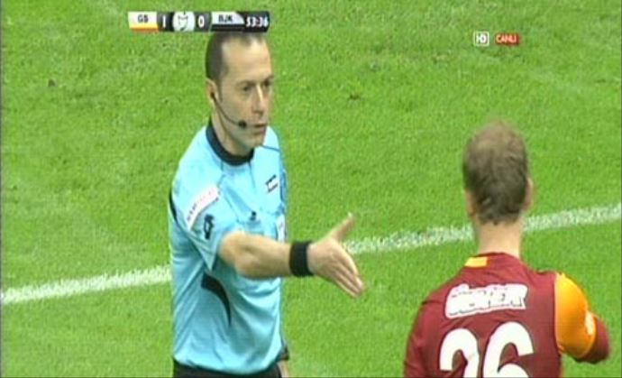 Semih Kaya'dan yılın hareketi! Cüneyt Çakır elini sıktı... Semih Kaya'dan yılın hareketi! Cüneyt Çakır elini sıktı...