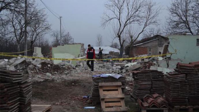 Köpek kulübesinden el bombaları ve cephanelik çıktı