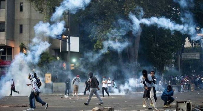 Venezuela&#039;da protesto bitmiyor, 2 kişi daha yaşamını yitirdi