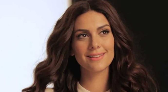 Bergüzar Korel&#039;in şaşırtan kıyafeti!
