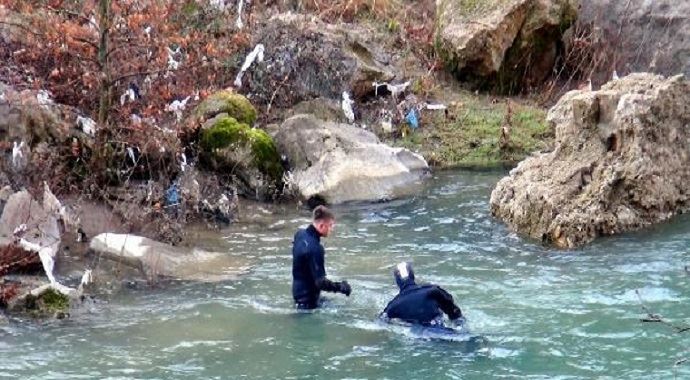 Otomobil ırmağa düştü Otomobil ırmağa düştü
