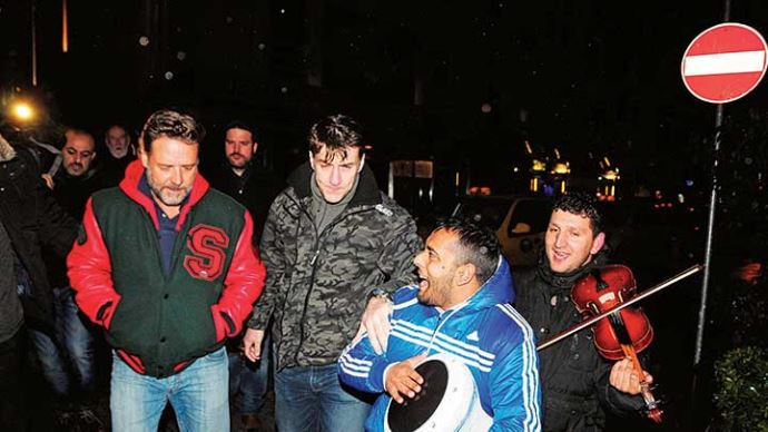 Russell Crowe'a çalgılı 'hoşgeldin' partisi Russell Crowe'a çalgılı 'hoşgeldin' partisi