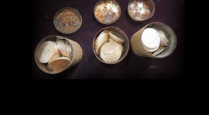 Yolda yürürken 10 milyon dolarlık hazine buldular