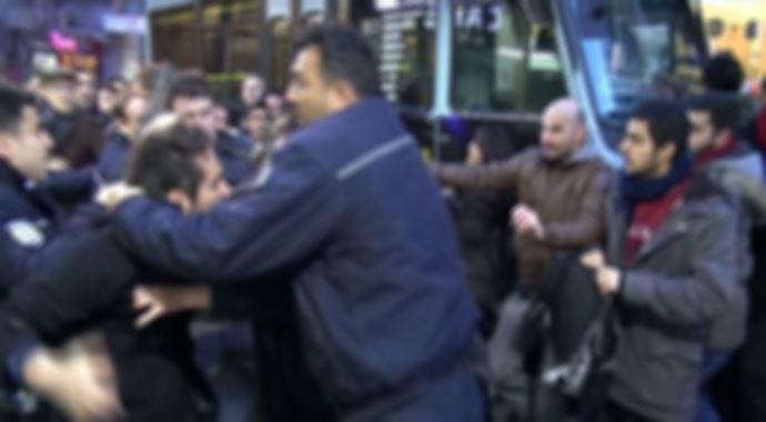 Kadıköy'de AK Parti standına saldırı Kadıköy'de AK Parti standına saldırı