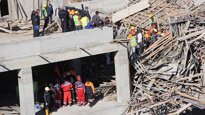 Adana'daki göçükte enkaz altında kalan işçinin cesedi çıkarıldı Adana'daki göçükte enkaz altında kalan işçinin cesedi çıkarıldı