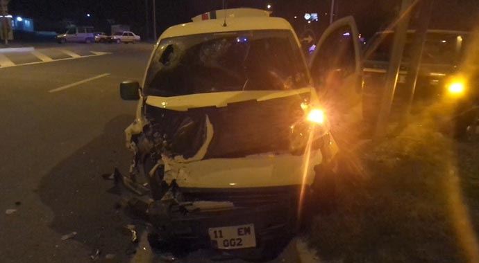 Bilecik&#039;te yolcu minibüsü devrildi